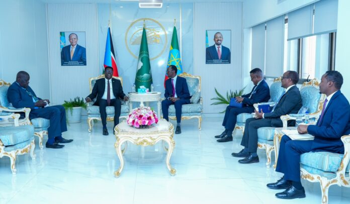 عقب اتصال هاتفي مع نظيره المصري، أجرى وزير خارجية كينيا محادثات ثنائية في أديس أبابا مع وزير خارجية إثيوبيا